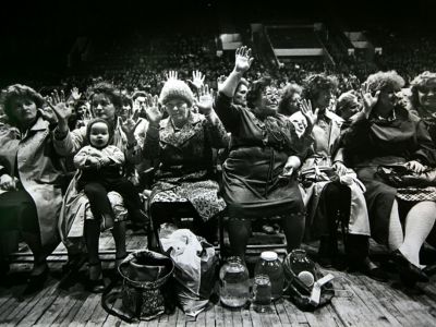 Сеанс А.Чумака с "заряжанием воды", 1990. Фото М.Штейнбока, публикуется в maxim-nm.livejournal.com Сеанс А.Чумака с "заряжанием воды", 1990. Фото М.Штейнбока, публикуется в maxim-nm.livejournal.com