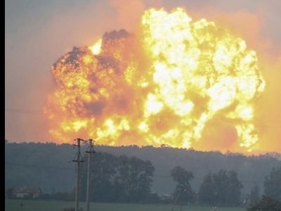 Взрыв на складе с боеприпасами в Украине. Фото: reuters.com Взрыв на складе с боеприпасами в Украине. Фото: reuters.com