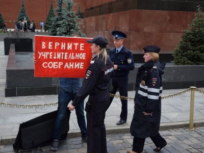Акция "Верните Учредительное собрание!" (Владимир Шпиталев, 7.7.15). Фото styazshkin.livejournal.com Акция "Верните Учредительное собрание!" (Владимир Шпиталев, 7.7.15). Фото styazshkin.livejournal.com