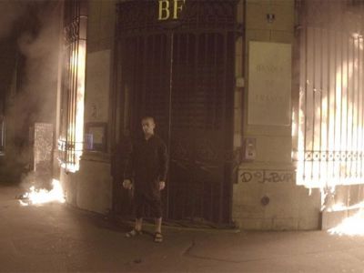 Петр Павленский, поджигающий Банк Франции. Фото: Sarah Hurst @Life_Disrupted / twitter Петр Павленский, поджигающий Банк Франции. Фото: Sarah Hurst @Life_Disrupted / twitter