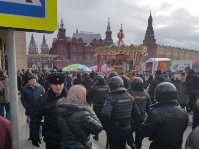 Полиция на Манежной площади в Москве, 5.11.17. Фото: twitter.com/protest_msk Полиция на Манежной площади в Москве, 5.11.17. Фото: twitter.com/protest_msk