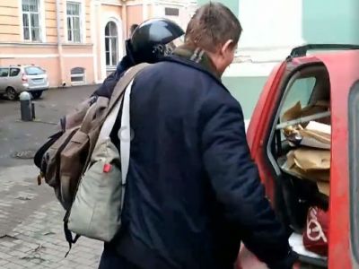 Задержание Михаила Войтенкова, Санкт-Петербург, 5.11.17. Скрин видео www.facebook.com/DianaRetinskaya Задержание Михаила Войтенкова, Санкт-Петербург, 5.11.17. Скрин видео www.facebook.com/DianaRetinskaya