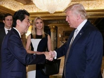 Премьер-министр Японии Синдзо Абэ и президент США Дональд Трамп. Фото: trust.ua Премьер-министр Японии Синдзо Абэ и президент США Дональд Трамп. Фото: trust.ua
