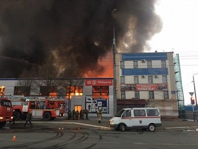 Горящий ТЦ "Мега Мир" в Оренбурге. Фото: oren.ru Горящий ТЦ "Мега Мир" в Оренбурге. Фото: oren.ru