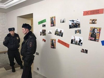 Полиция в штабе Ксении Собчак в Санкт-Петербурге. Фото со страницы Вадима Суходольского в Facebook Полиция в штабе Ксении Собчак в Санкт-Петербурге. Фото со страницы Вадима Суходольского в Facebook