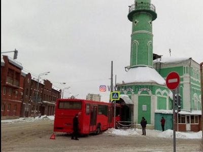 Автобус, въехавший в мечеть в Казани. Фото: vk.com/vkazani Автобус, въехавший в мечеть в Казани. Фото: vk.com/vkazani