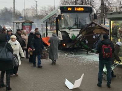 Автобус въехал в остановку в Москве. Фото: gazeta.ru Автобус въехал в остановку в Москве. Фото: gazeta.ru