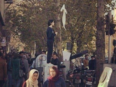 Снятый хиджаб в виде знамени. Протесты в Иране, конец дек. 2017. Источник - t.me/sedaiemardom Снятый хиджаб в виде знамени. Протесты в Иране, конец дек. 2017. Источник - t.me/sedaiemardom