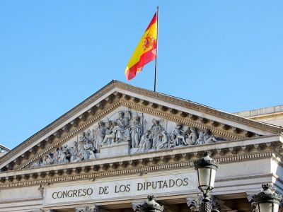 Флаг Испании над зданием парламента. Источник - euroscientist.com Флаг Испании над зданием парламента. Источник - euroscientist.com