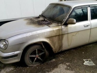 Подожженный автомобиль "Мемориала". Фото: facebook.com/ekaterina.sokirianskaia Подожженный автомобиль "Мемориала". Фото: facebook.com/ekaterina.sokirianskaia