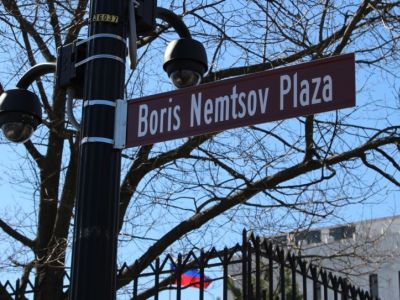 Указатель "площадь Немцова" в Вашингтоне. Фото: sakralnaya-azhertva.blogspot.ru Указатель "площадь Немцова" в Вашингтоне. Фото: sakralnaya-azhertva.blogspot.ru