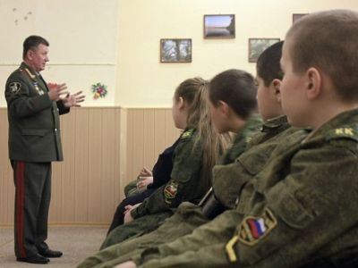 Герой России генерал Геннадий Фоменко во время лекции в школе. Фото: tosnovestnik.ru Герой России генерал Геннадий Фоменко во время лекции в школе. Фото: tosnovestnik.ru