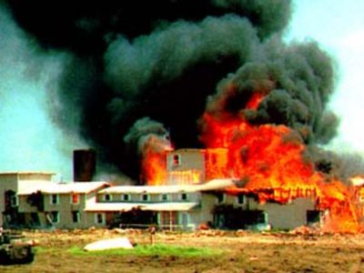 Гибель секты Дэвида Кореша в в Маунт-Каремел, США, 1993 г. Источник - desperta.net Гибель секты Дэвида Кореша в в Маунт-Каремел, США, 1993 г. Источник - desperta.net