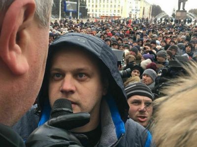Кемерово, народный сход 27.3.18. Разговор чиновника с Игорем Востриковым, потерявшим семью на пожаре. Фото: facebook.com/sasha.sotnik Кемерово, народный сход 27.3.18. Разговор чиновника с Игорем Востриковым, потерявшим семью на пожаре. Фото: facebook.com/sasha.sotnik
