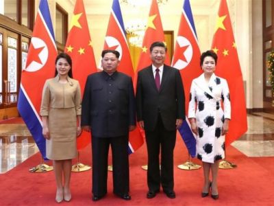 Ким Чен Ын и Си Цзиньпин. Источник - xinhuanet.com Ким Чен Ын и Си Цзиньпин. Источник - xinhuanet.com
