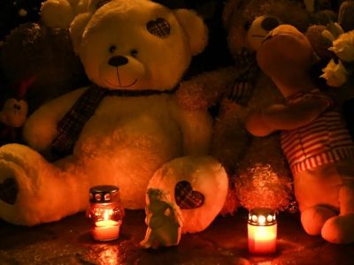 Игрушки и свечи на народном мемориале у ТЦ "Зимняя вишня". Источник - a42.ru Игрушки и свечи на народном мемориале у ТЦ "Зимняя вишня". Источник - a42.ru