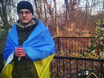Блогер Станисла Морозов на могиле бабушки. Фото: Александр Воронин, Каспаров.Ru Блогер Станисла Морозов на могиле бабушки. Фото: Александр Воронин, Каспаров.Ru
