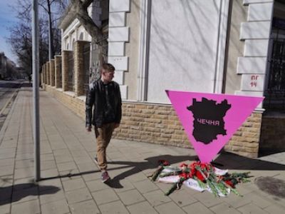 Мемориал у постпредства республики в Москве преследуемым в Чечне геям, Фото: novayagazeta.ru Мемориал у постпредства республики в Москве преследуемым в Чечне геям, Фото: novayagazeta.ru