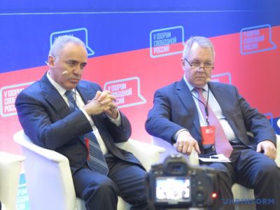 Гарри Каспаров и Владислав Иноземцев на V Форуме свободной России. Фото: ukrinform.ru Гарри Каспаров и Владислав Иноземцев на V Форуме свободной России. Фото: ukrinform.ru