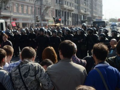 ОМОН против акции "Он нам не царь!", Москва, 5.5.18. Фото: Т.Шагинуров, Каспаров.ru ОМОН против акции "Он нам не царь!", Москва, 5.5.18. Фото: Т.Шагинуров, Каспаров.ru