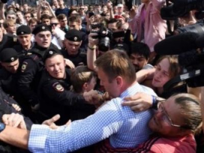 Задержание Навального на митинг "Он нам не царь", Фото: telegraph.co.uk Задержание Навального на митинг "Он нам не царь", Фото: telegraph.co.uk