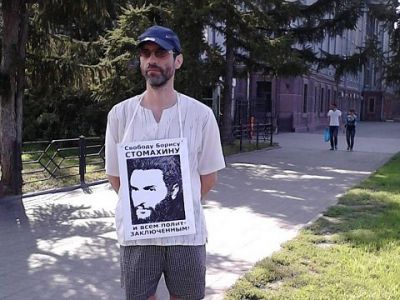 Виктор Корб в пикете за свободу политзаключенных. Фото: yakovenkoigor.blogspot.ru Виктор Корб в пикете за свободу политзаключенных. Фото: yakovenkoigor.blogspot.ru
