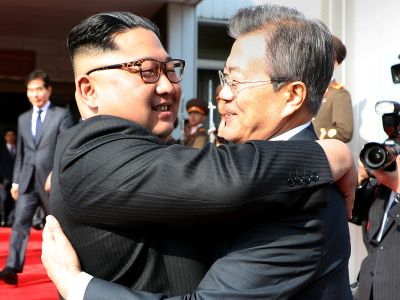 Встреча Ким Чен Ына и президента Южной Кореи Мун Чжэ Ина, 26.5.18. Фото: Reuters Встреча Ким Чен Ына и президента Южной Кореи Мун Чжэ Ина, 26.5.18. Фото: Reuters