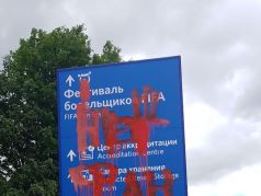 Испорченный указатель к Чемпионату мира по футболу, Фото: twitter.com/mediazzzona