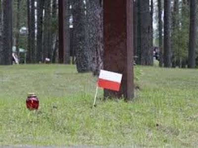 Польский мемориал в память об убитых НКВД. Фото: Когита!ру Польский мемориал в память об убитых НКВД. Фото: Когита!ру