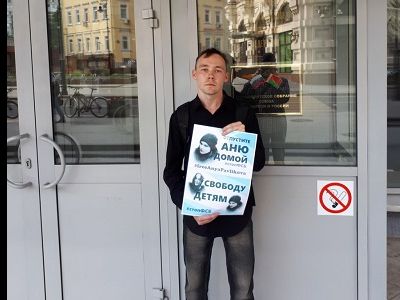 Пикет Андрея Киселева в поддержку "Нового Величия". Фото: twitter.com, Денис Стяжкин Пикет Андрея Киселева в поддержку "Нового Величия". Фото: twitter.com, Денис Стяжкин