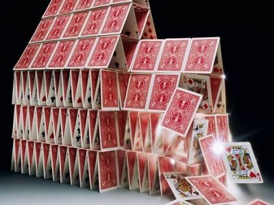 Карточный домик. Фото: yablor.ru Карточный домик. Фото: yablor.ru