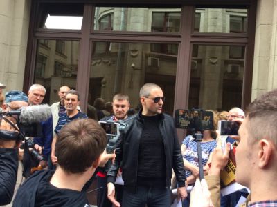 Сергей Удальцов на стихийной акции против пенсионной реформы у АП. Фото: twitter.com/s_udaltsov Сергей Удальцов на стихийной акции против пенсионной реформы у АП. Фото: twitter.com/s_udaltsov