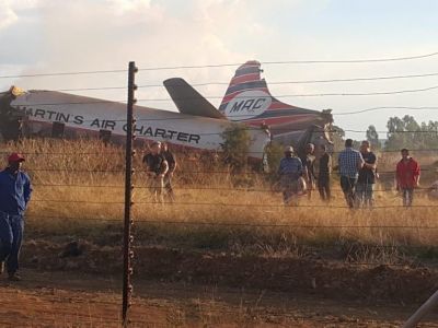Разбившийся самолет в ЮАР. Фото: twitter.com/SABCNewsOnline Разбившийся самолет в ЮАР. Фото: twitter.com/SABCNewsOnline