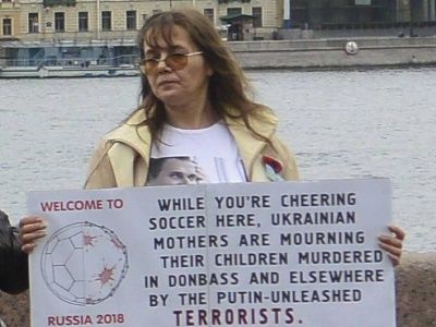 Ольга Смирнова на пикете в поддердку Сенцова. Фото: группа "Солидарность Санкт-Петербурга" в Facebook Ольга Смирнова на пикете в поддердку Сенцова. Фото: группа "Солидарность Санкт-Петербурга" в Facebook