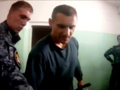 Сотрудники ФСИН (ИК-1 по Ярославской области), пытающие заключенного. Фото: www.novayagazeta.ru Сотрудники ФСИН (ИК-1 по Ярославской области), пытающие заключенного. Фото: www.novayagazeta.ru