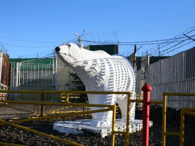 ИК-8 "Белый медведь" (Лабытнанги). Фото: l-a-m-p-a.livejournal.com ИК-8 "Белый медведь" (Лабытнанги). Фото: l-a-m-p-a.livejournal.com