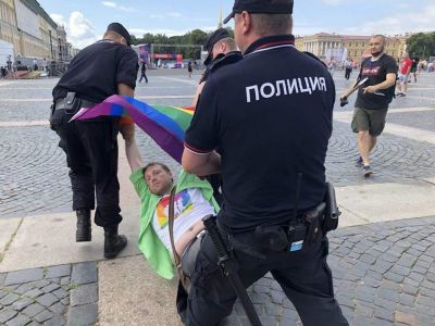 Задержание участника одиночных пикетов на Дворцовой пл. - санкт-петербургского гей-прайда. Фото: www.facebook.com/aleknaza Задержание участника одиночных пикетов на Дворцовой пл. - санкт-петербургского гей-прайда. Фото: www.facebook.com/aleknaza