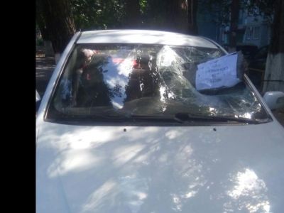 Разбитая машина эко-активистки Елены Хатламаджиян в Ростове, Фото: facebook.com/profile.php?id=100010028732151&fref=ufi Разбитая машина эко-активистки Елены Хатламаджиян в Ростове, Фото: facebook.com/profile.php?id=100010028732151&fref=ufi