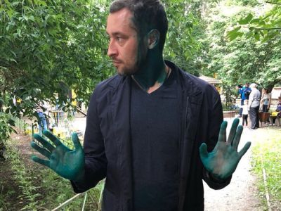 Облитый зеленкой кандидат в депутаты. Фото: Сергей Попов, Каспаров.Ru Облитый зеленкой кандидат в депутаты. Фото: Сергей Попов, Каспаров.Ru