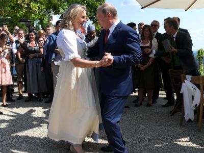 Владимир Путин на свадьбе министра иностранных дел Австрии Карины Кнайсль, 18.8.18. Фото: ru.rfi.fr Владимир Путин на свадьбе министра иностранных дел Австрии Карины Кнайсль, 18.8.18. Фото: ru.rfi.fr