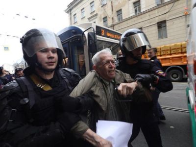 Задержание пенсионера на акции 9.9.18, Санкт-Петербург. Фото: zona.media / Д.Френкель Задержание пенсионера на акции 9.9.18, Санкт-Петербург. Фото: zona.media / Д.Френкель