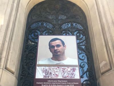 Портрет Олега Сенцова в мэрии Парижа. Фото: twitter.com Портрет Олега Сенцова в мэрии Парижа. Фото: twitter.com