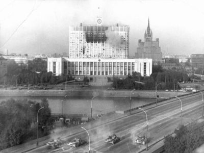Танки Таманской дивизии стреляют по Дому Советов России 4 октября 1993 года. Источник: https://ru.wikipedia.org/wiki/%D0%A1%D0%BE%D0%B1%D1%8B%D1%82%D0%B8%D1%8F_%D1%81%D0%B5%D0%BD%D1%82%D1%8F%D0%B1%D1%80%D1%8F_%E2%80%94_%D0%BE%D0%BA%D1%82%D1%8F%D0%B1%D1%80 Танки Таманской дивизии стреляют по Дому Советов России 4 октября 1993 года. Источник: https://ru.wikipedia.org/wiki/%D0%A1%D0%BE%D0%B1%D1%8B%D1%82%D0%B8%D1%8F_%D1%81%D0%B5%D0%BD%D1%82%D1%8F%D0%B1%D1%80%D1%8F_%E2%80%94_%D0%BE%D0%BA%D1%82%D1%8F%D0%B1%D1%80