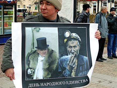 Иван Финогенов с плакатом в День Единства. Фото: Александр Воронин, Каспаров.Ru Иван Финогенов с плакатом в День Единства. Фото: Александр Воронин, Каспаров.Ru