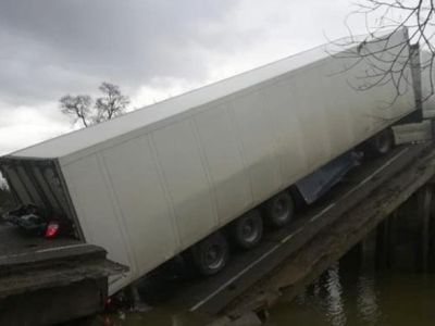 Обрушение моста. Фото: newsvl.ru Обрушение моста. Фото: newsvl.ru