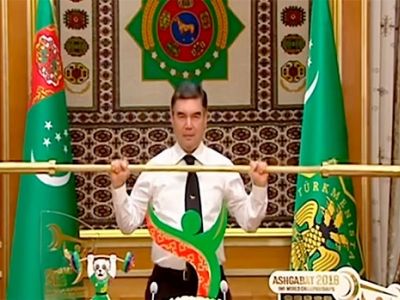 Диктатор Туркменистана Гурбангулы Бердымухамедов с золотым грифом от штанги. Фото: baku.ws Диктатор Туркменистана Гурбангулы Бердымухамедов с золотым грифом от штанги. Фото: baku.ws