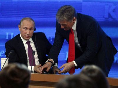 В.Путин и Д.Песков на пресс-конференции 20.12.18. Фото: https://t.me/SerpomPo В.Путин и Д.Песков на пресс-конференции 20.12.18. Фото: https://t.me/SerpomPo