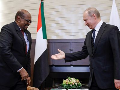 Владимир Путин и диктатор Судана Омар аль-Башир, обвиняемый в геноциде. Фото: wiki-chinovnik.ru Владимир Путин и диктатор Судана Омар аль-Башир, обвиняемый в геноциде. Фото: wiki-chinovnik.ru