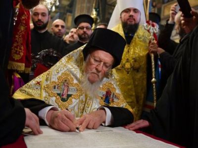 Вселенский патриарх Варфоломей подписывает Томос об автокефалии. Фото: bbc.com Вселенский патриарх Варфоломей подписывает Томос об автокефалии. Фото: bbc.com