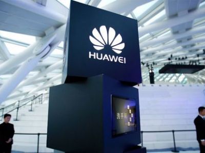 Сотрудники службы безопасности стоят возле колонны с логотипом Huawei на церемонии запуска в Пекине. Фото: Марк Шифельбейн Сотрудники службы безопасности стоят возле колонны с логотипом Huawei на церемонии запуска в Пекине. Фото: Марк Шифельбейн